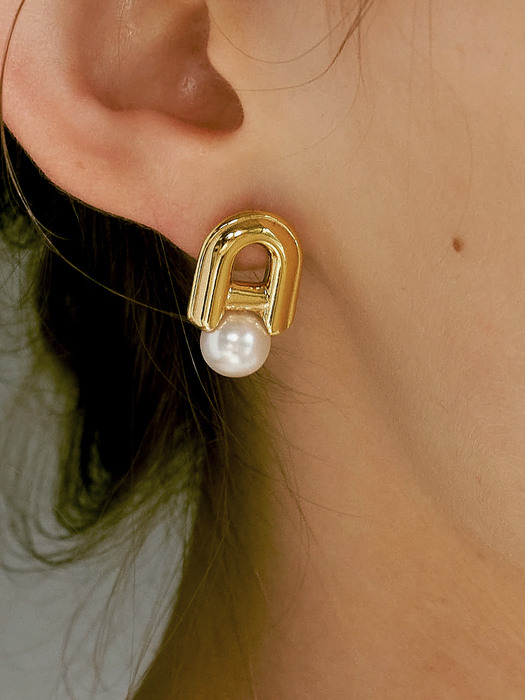 Shadow Arch Pearl earring