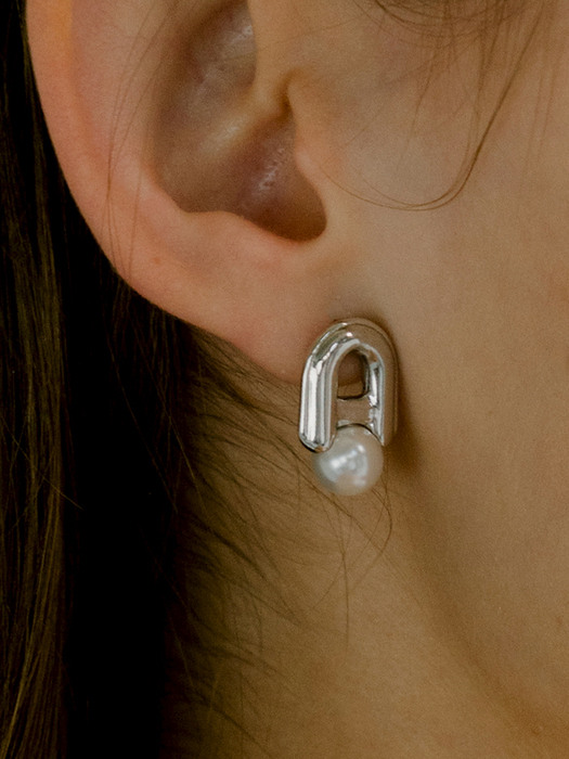 Shadow Arch Pearl earring