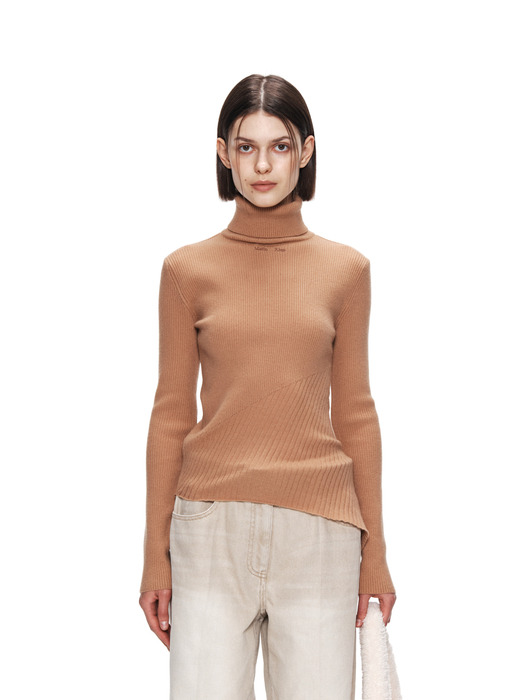 TURTLE NECK UNBALANCE KNIT PULLOVER IN BEIGE