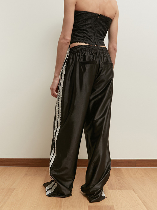 GLOSSY LACE TRACK PANTS [BLACK]