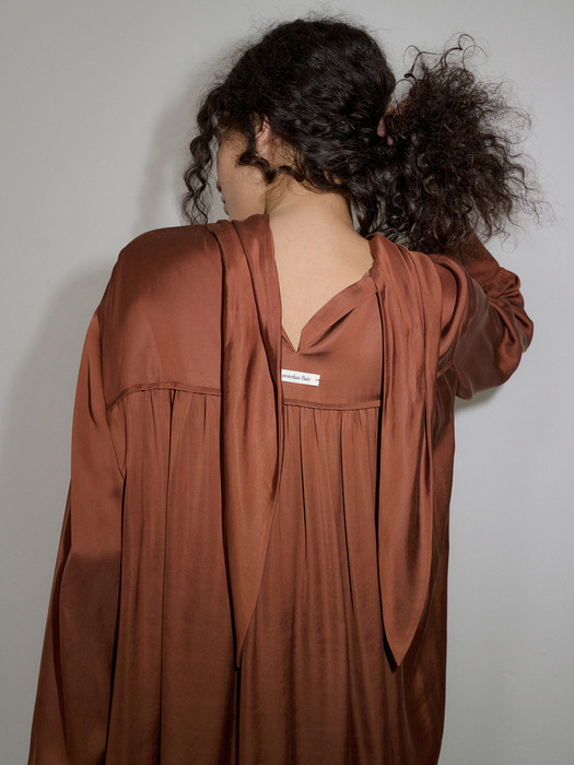 SATIN TIED SHIRRING BLOUSE_BROWN