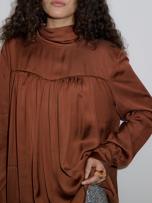 SATIN TIED SHIRRING BLOUSE_BROWN