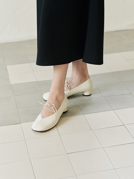 ROUND TOE STRAP LEATHER PUMPS [IVORY]
