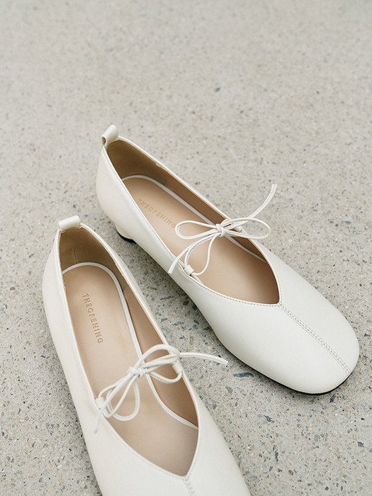 ROUND TOE STRAP LEATHER PUMPS [IVORY]