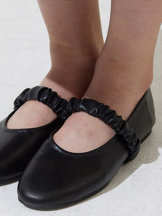 Scrunchy round flat shoes - black