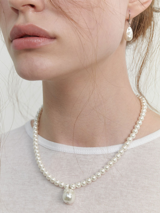Baroque Pearl Charm Bold Necklace (L241MNK020)