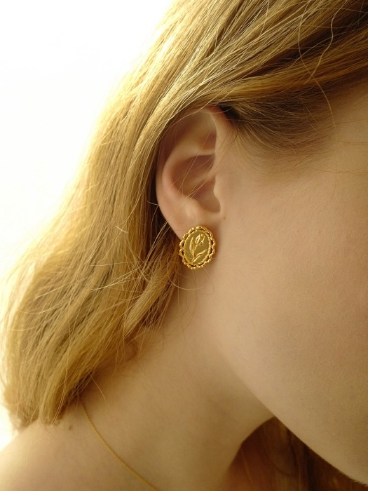 tulip lace frame earring