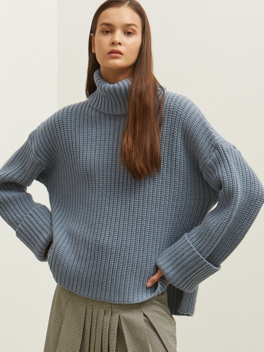 BLUE CROP TURTLENECK KNIT SWEATER (블루 크롭 터틀넥 니트 스웨터)