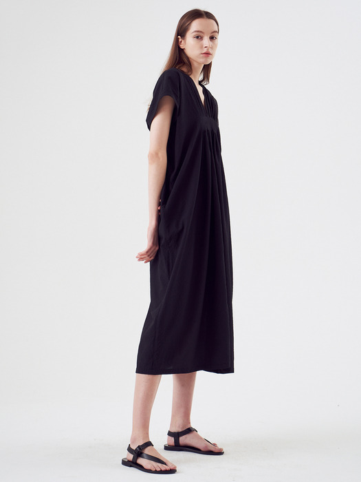 Double V-neck Pintuck Dress [Black]