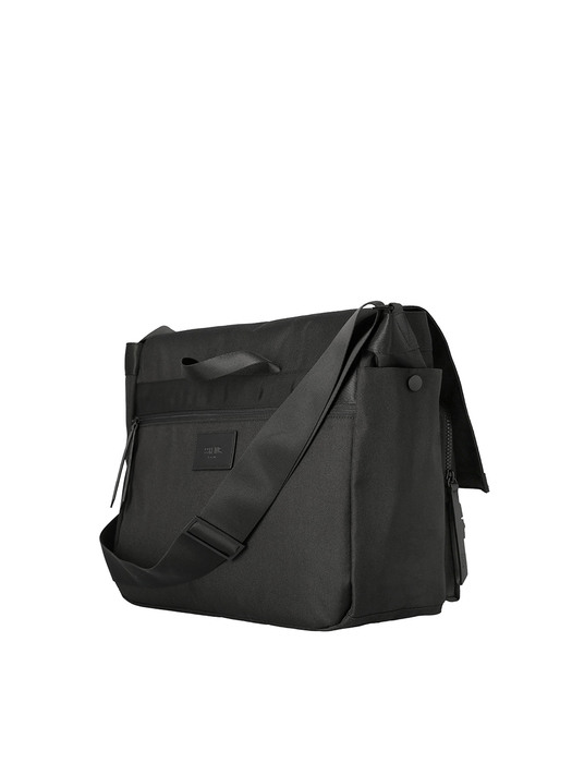 dual pocket messenger bag / black