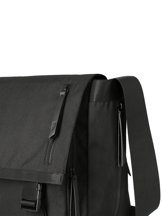 dual pocket messenger bag / black