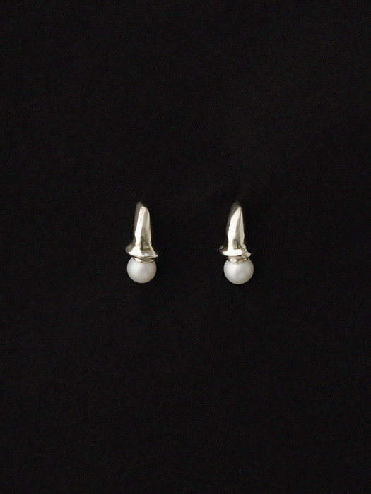 Pearl bud earring