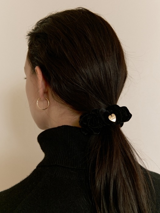 heart charm scrunchie - black velvet