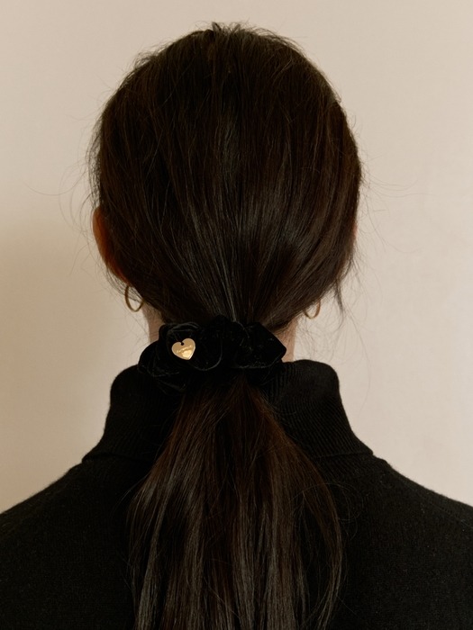 heart charm scrunchie - black velvet