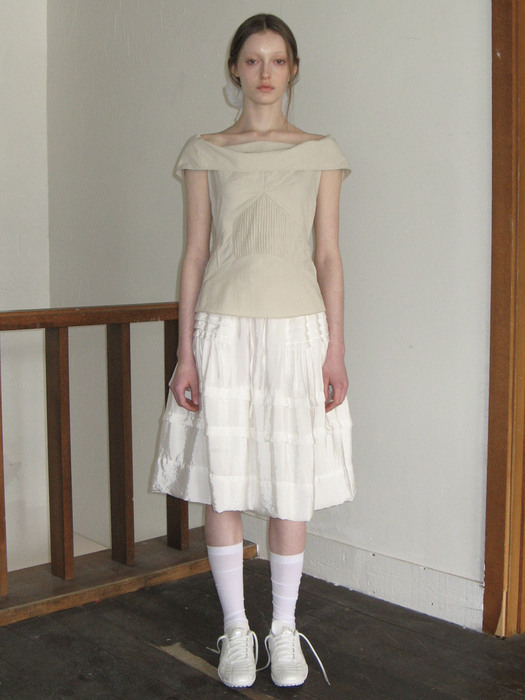 시눈]OFF-SHOULDER PINTUCK BLOUSE (LIGHT BEIGE)