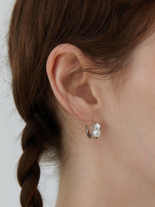 Mild pearl point earring