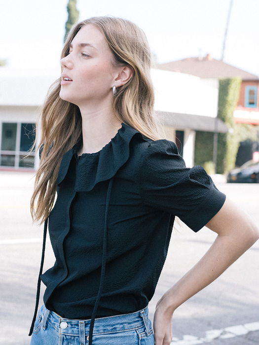 [N]LONG BEACH ruffle detail short sleeve blouse (Black/Off white)