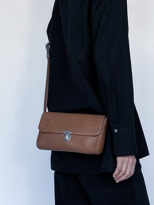 buckle flap bag (tobacco)