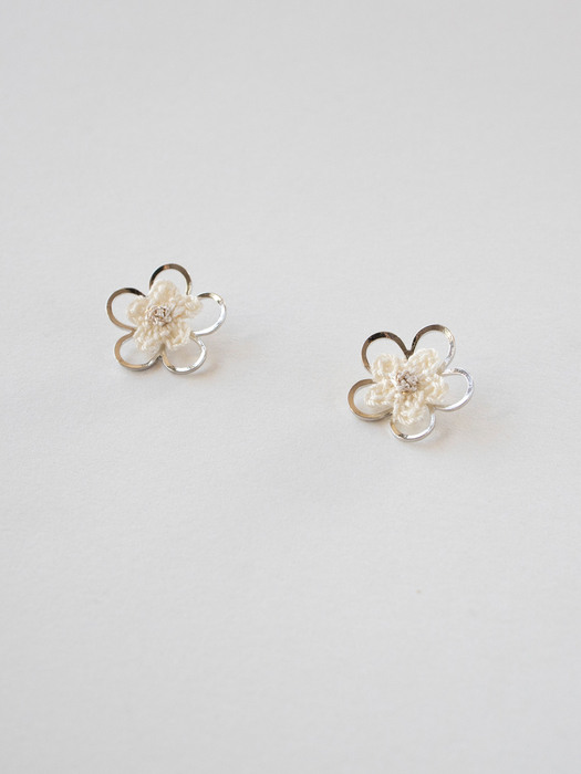 Silver line double flower knit earring