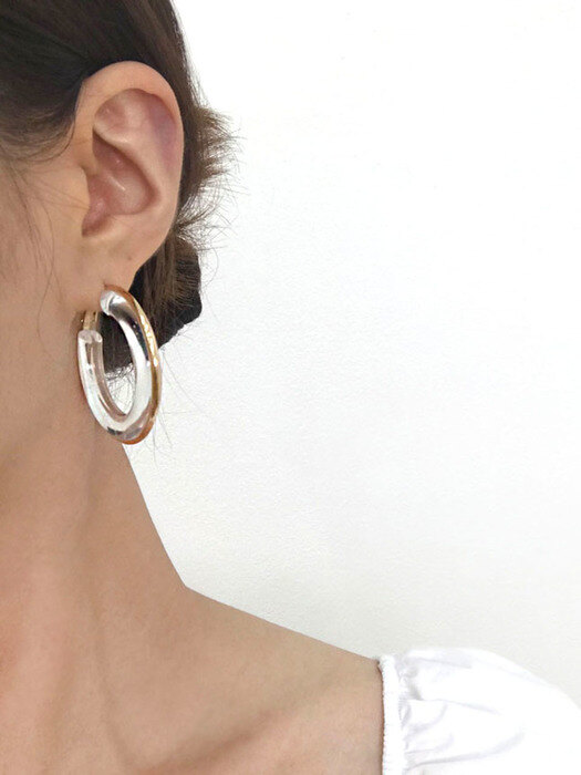 Gold Line Acrylic Ring Earring