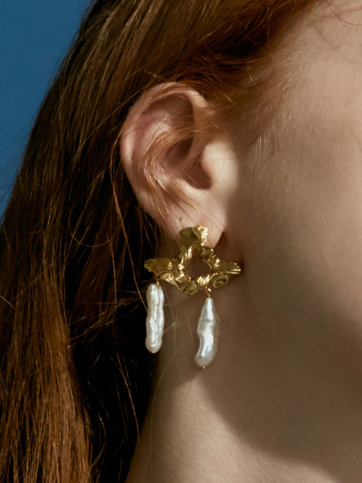Romantic wavy pearl earrings