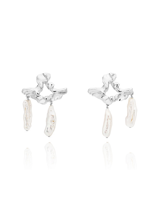 Romantic wavy pearl earrings
