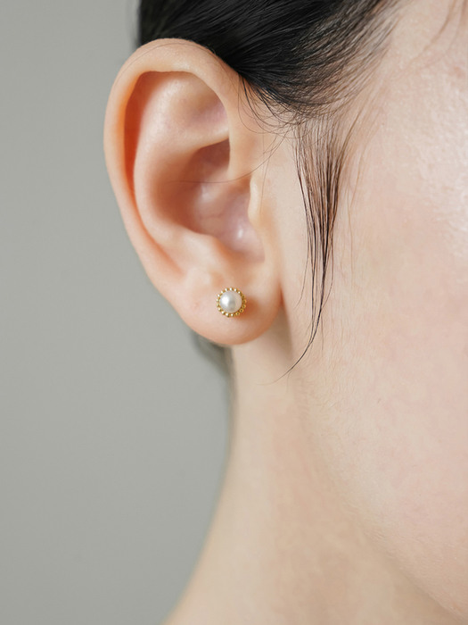 Mini Dot Pearl Earring