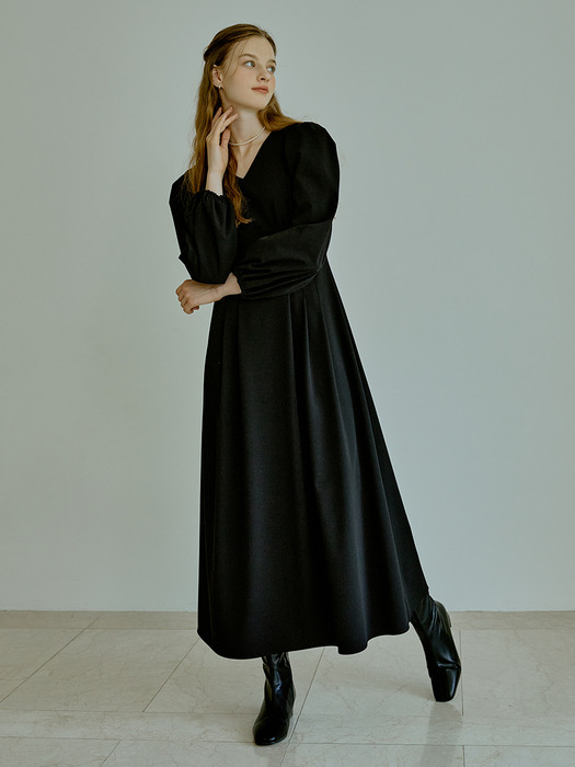 Classic v-neck pleats dress (black)