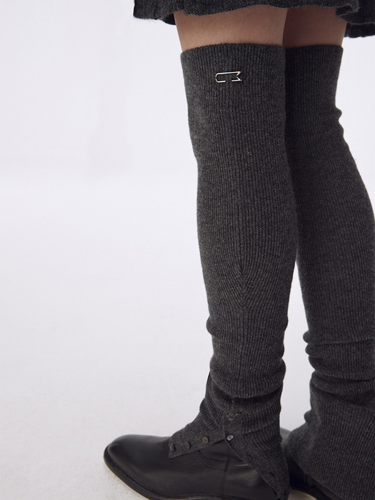 Wool cashmere buttoned leg warmer_Charcoal
