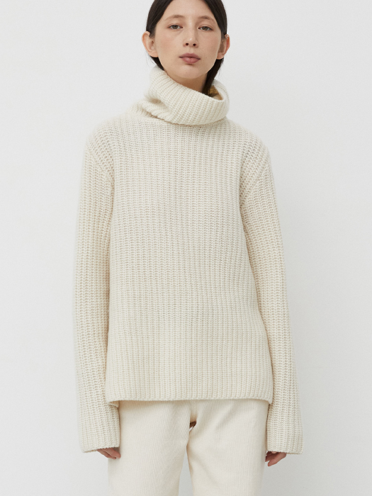 SLIT WOOL TURTLE NECK KNIT - IVORY