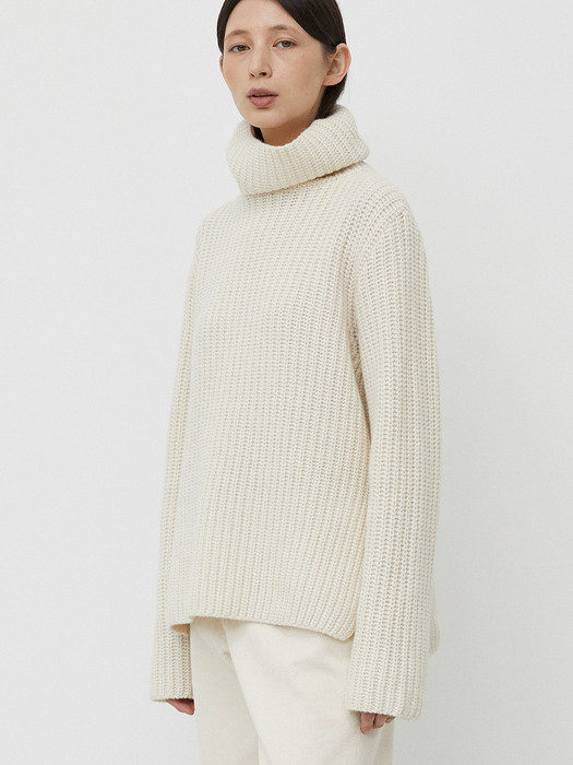 SLIT WOOL TURTLE NECK KNIT - IVORY