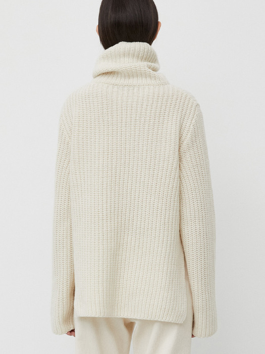 SLIT WOOL TURTLE NECK KNIT - IVORY