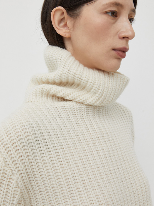 SLIT WOOL TURTLE NECK KNIT - IVORY