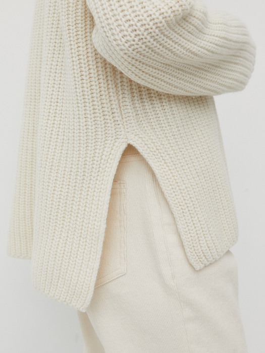 SLIT WOOL TURTLE NECK KNIT - IVORY