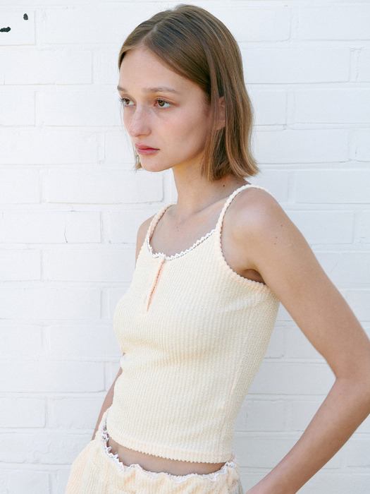 LACE FRILL SLEEVELESS / BUTTER