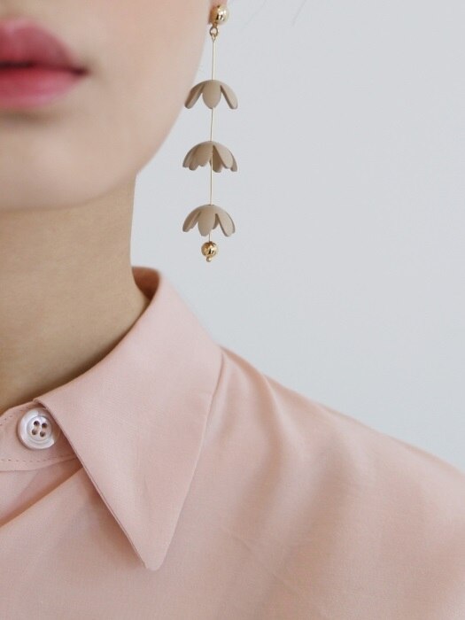 volumetric flower earrings (beige)