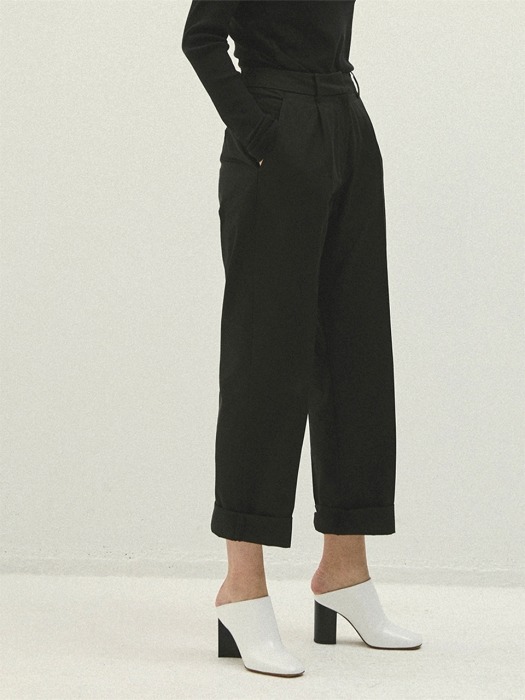 BLACK semi wide fit slacks(IB012)