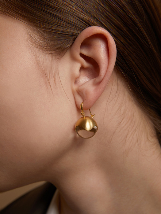 Rippling Water-ball Earrings 16mm (gold)