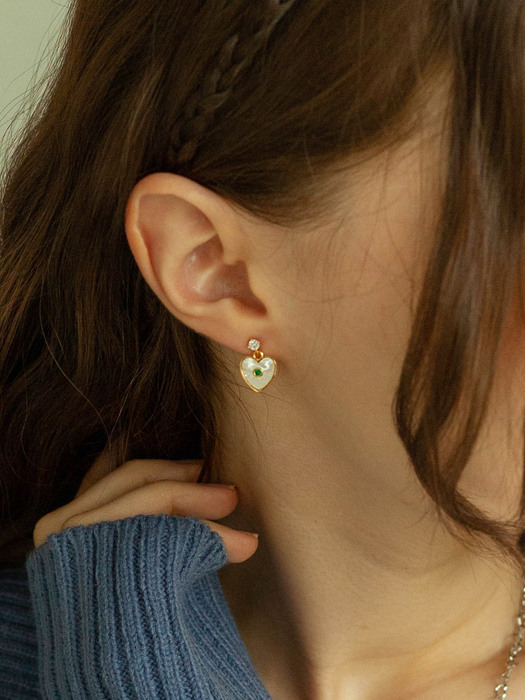 Heart shape mother of pearl earrings ( 2colors )