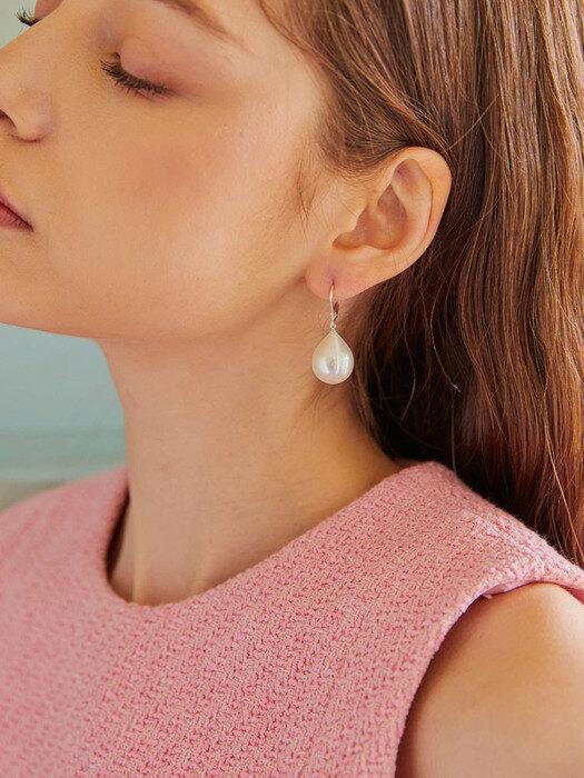 Bold Girl With a Pearl Earrings