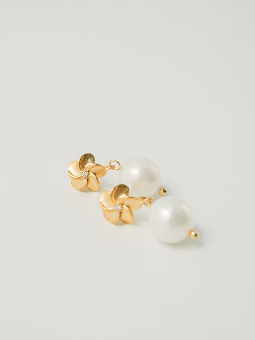 Small Flower & Pearl drop Earrings