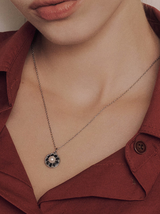 Brilliant Flower Necklace [Black]