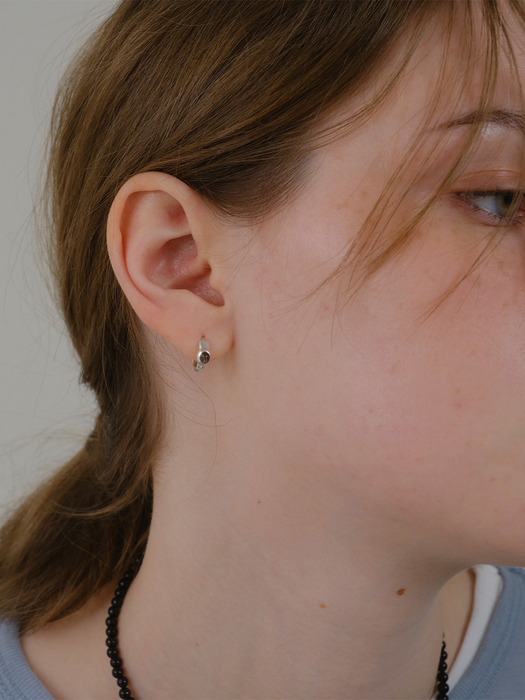 Petit stone earrings -Black