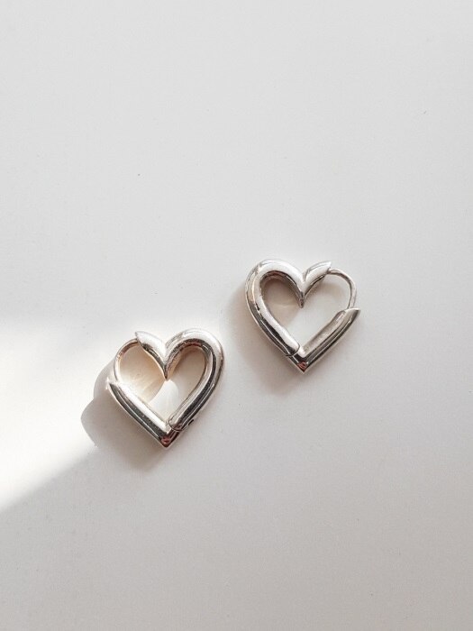 [SILVER 92.5] HEART HOOP EARRING