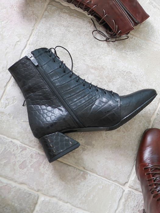 Retro Lace-Up Boots (Wani Black)