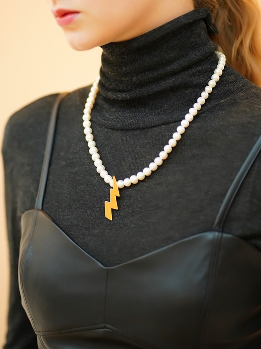 Bold pendant point pearl Necklace 볼드 썬더 팬던트 담수진주 목걸이