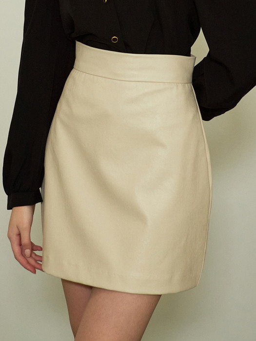 j1060 line leather mini skirt (cream)