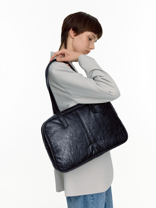 Trapezoid Pillow Shoulder Bag (dark navy)