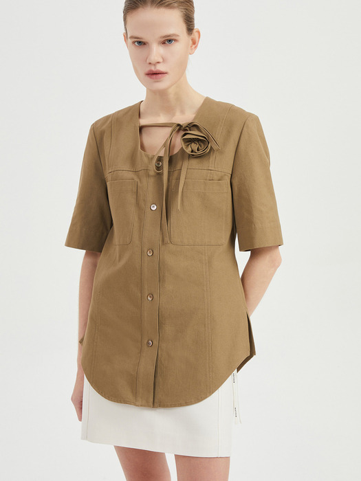 [Atelier] U-neck Cotton Short-sleeved Blouse (Flower Corsage)_LFSAM24830BRX