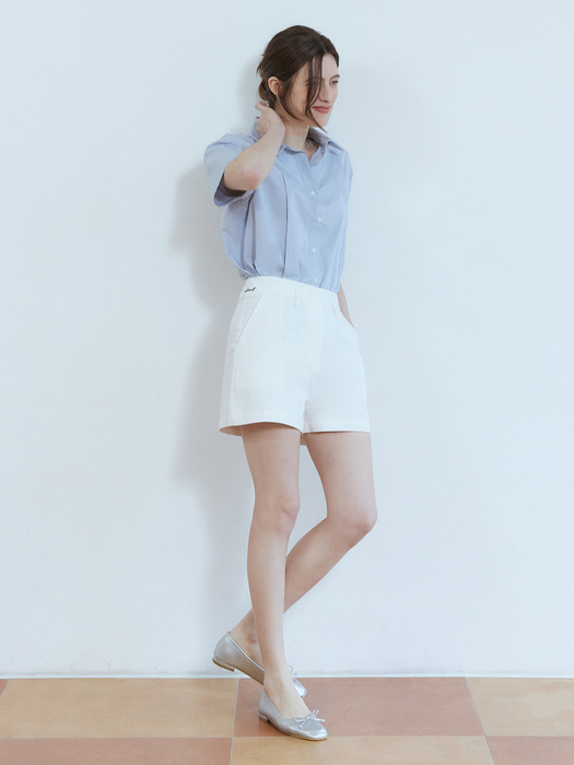 Calm back button embroidery half pants - white